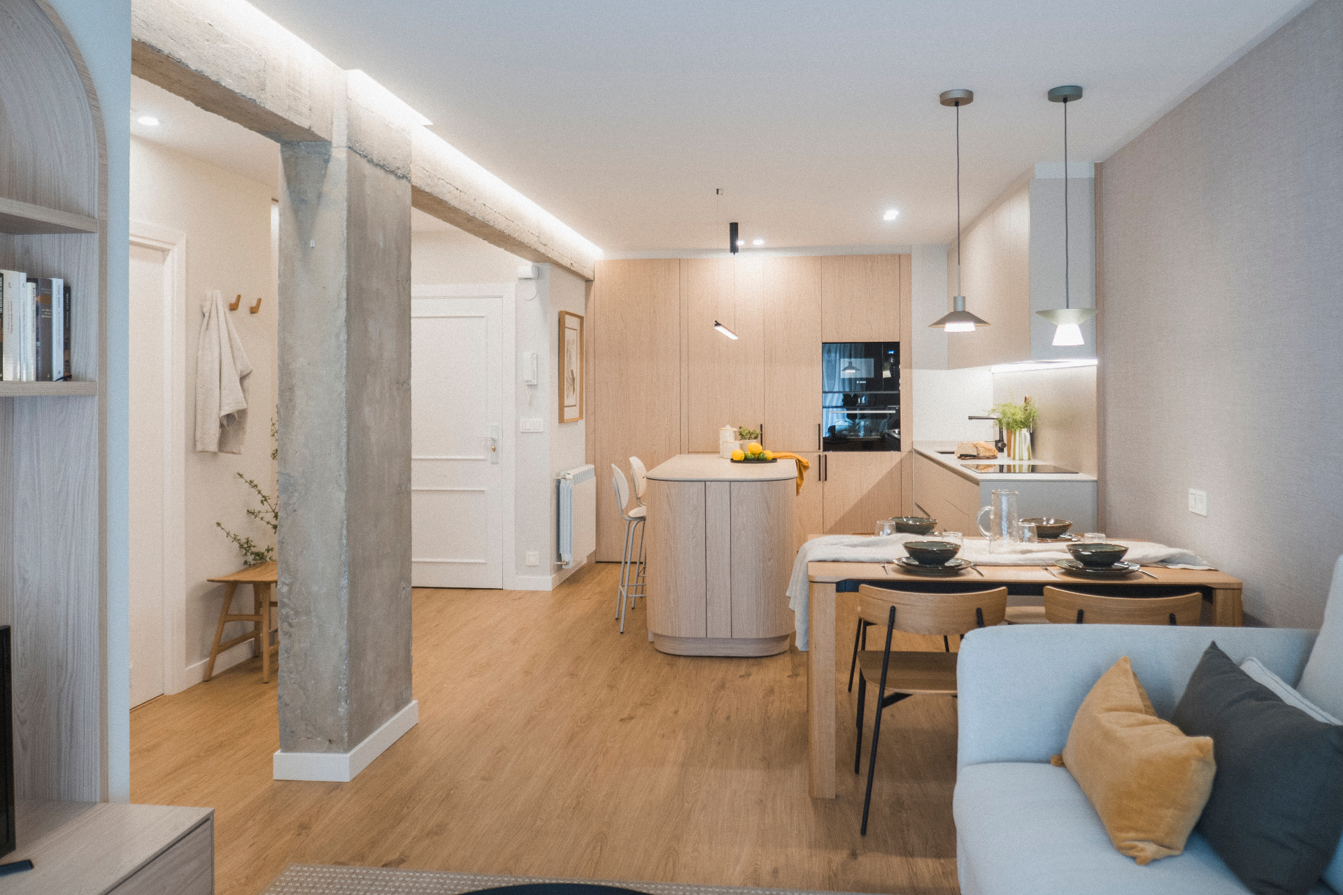 Cocina y salón diseñados por Eli Alberdi